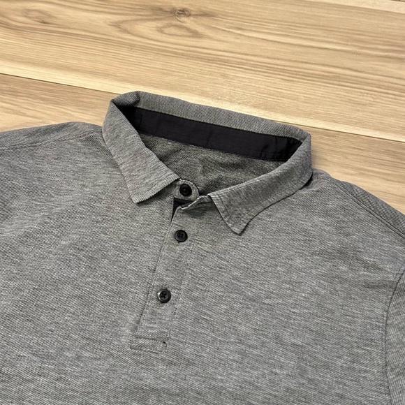 LIKE NEW Lululemon Men’s Evolution Polo Shirt - Picture 3 of 7